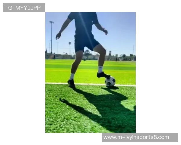 鹿晗在足球场上的精彩表现引发热议,球技与魅力并存的踢球视频引人瞩目 鹿晗在足球场上的精彩表现引发热议,球技与魅力并存的踢球视频引人瞩目