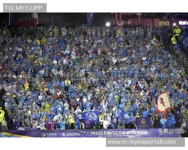 足球记者揭秘赛场背后的故事与球员心声,带你走进足球世界的真实一面 足球记者揭秘赛场背后的故事与球员心声,带你走进足球世界的真实一面